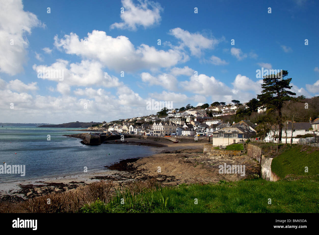 St. Mawes Cornwall UK Meer Küste Strand Straße Häuser Hafen Harbor Beach Stockfoto