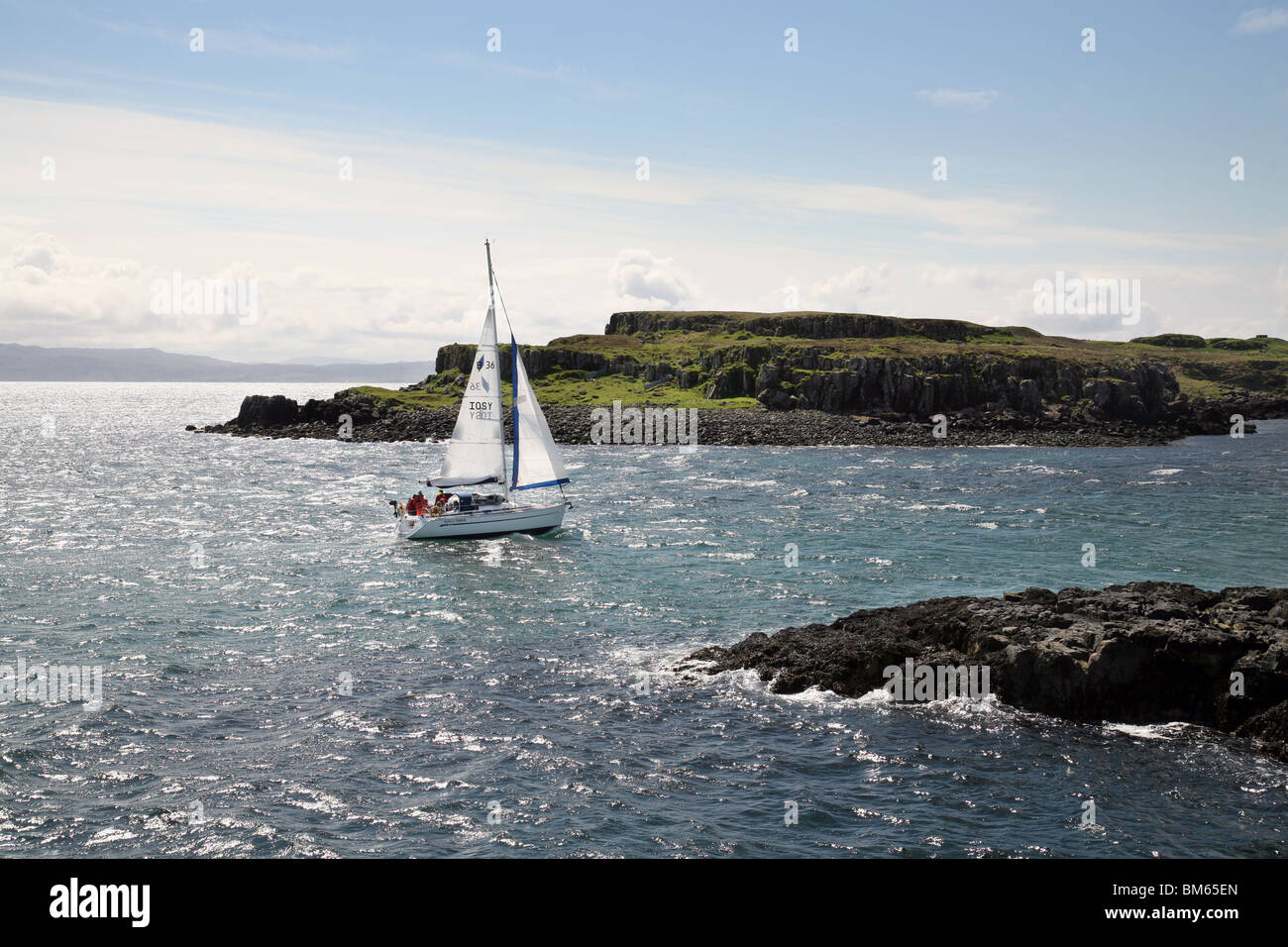 Ein Segelboot Annäherung an die Insel Eigg, Western Isles, Schottland, UK Stockfoto