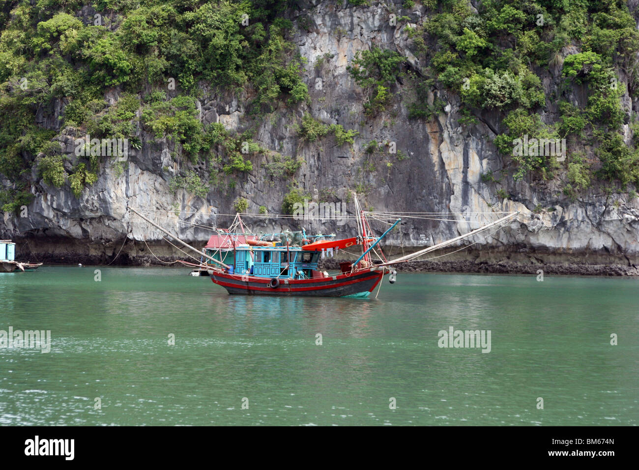 Angelboot/Fischerboot in Halong Bucht, Vietnam Stockfoto