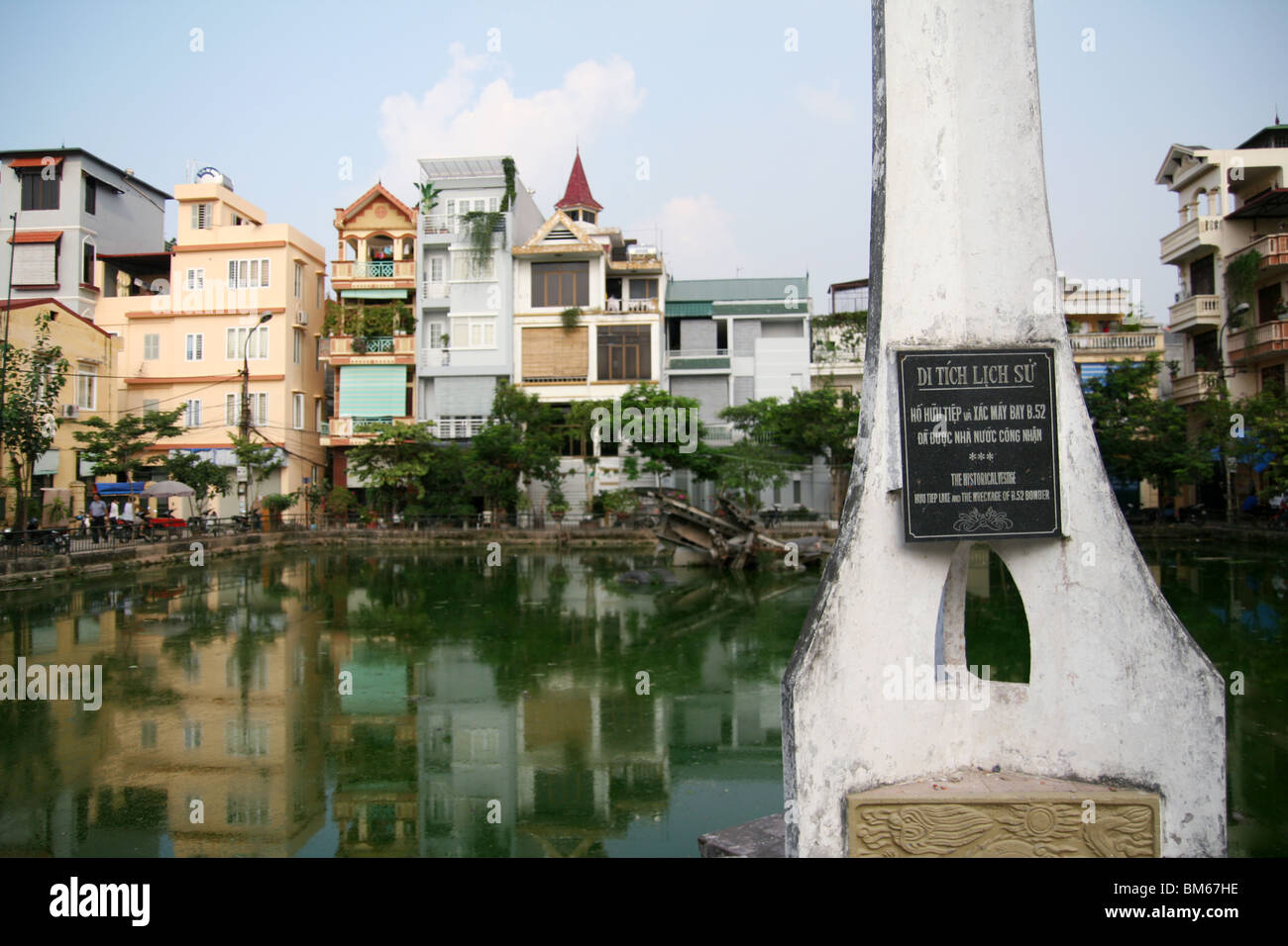 Berühmten See in Hanoi mit Teil einer amerikanischen b-52-Bomber. Vietnam Stockfoto