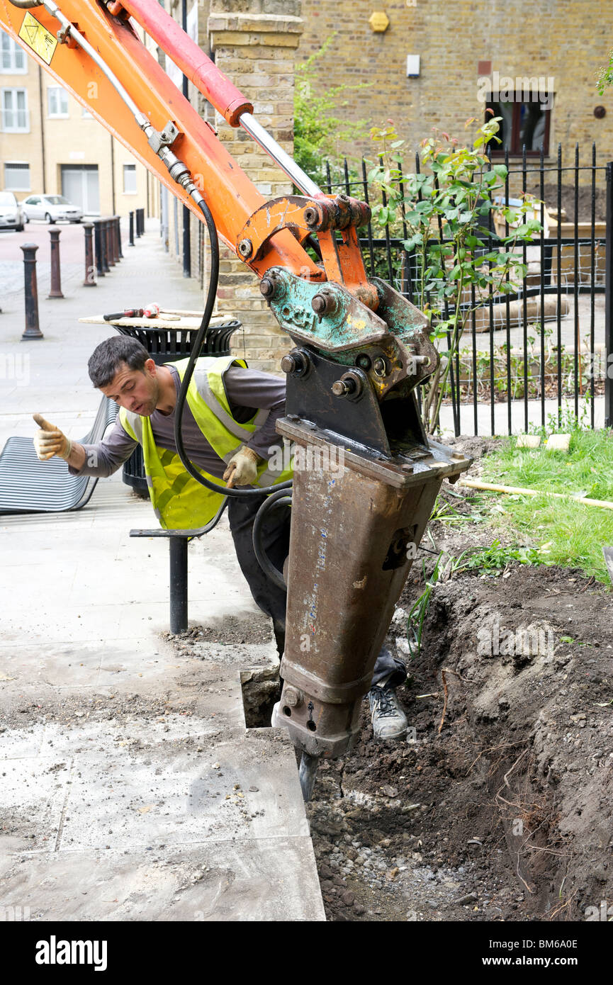 Arbeiter mit Bagger Stockfoto