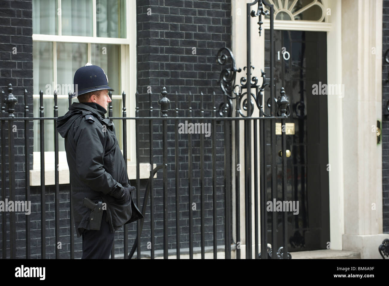 10 Downing Street, London. Die offizielle Residenz des britischen Premierministers, hier mit einem Polizist oder "Bobby" außerhalb. Stockfoto