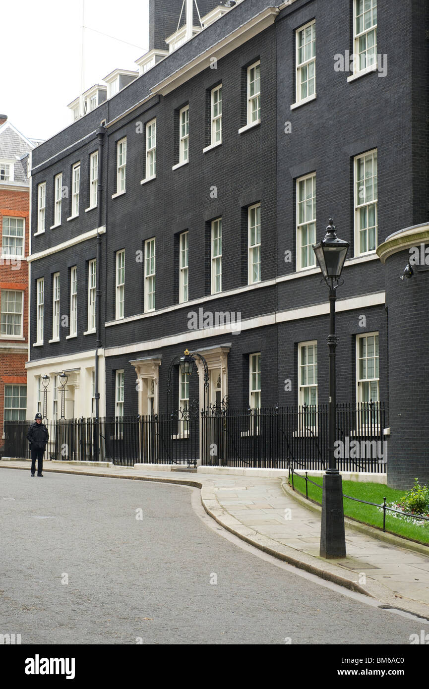 Downing Street die offizielle Residenz des britischen Premierministers mit Polizisten, die draußen Wache halten Stockfoto