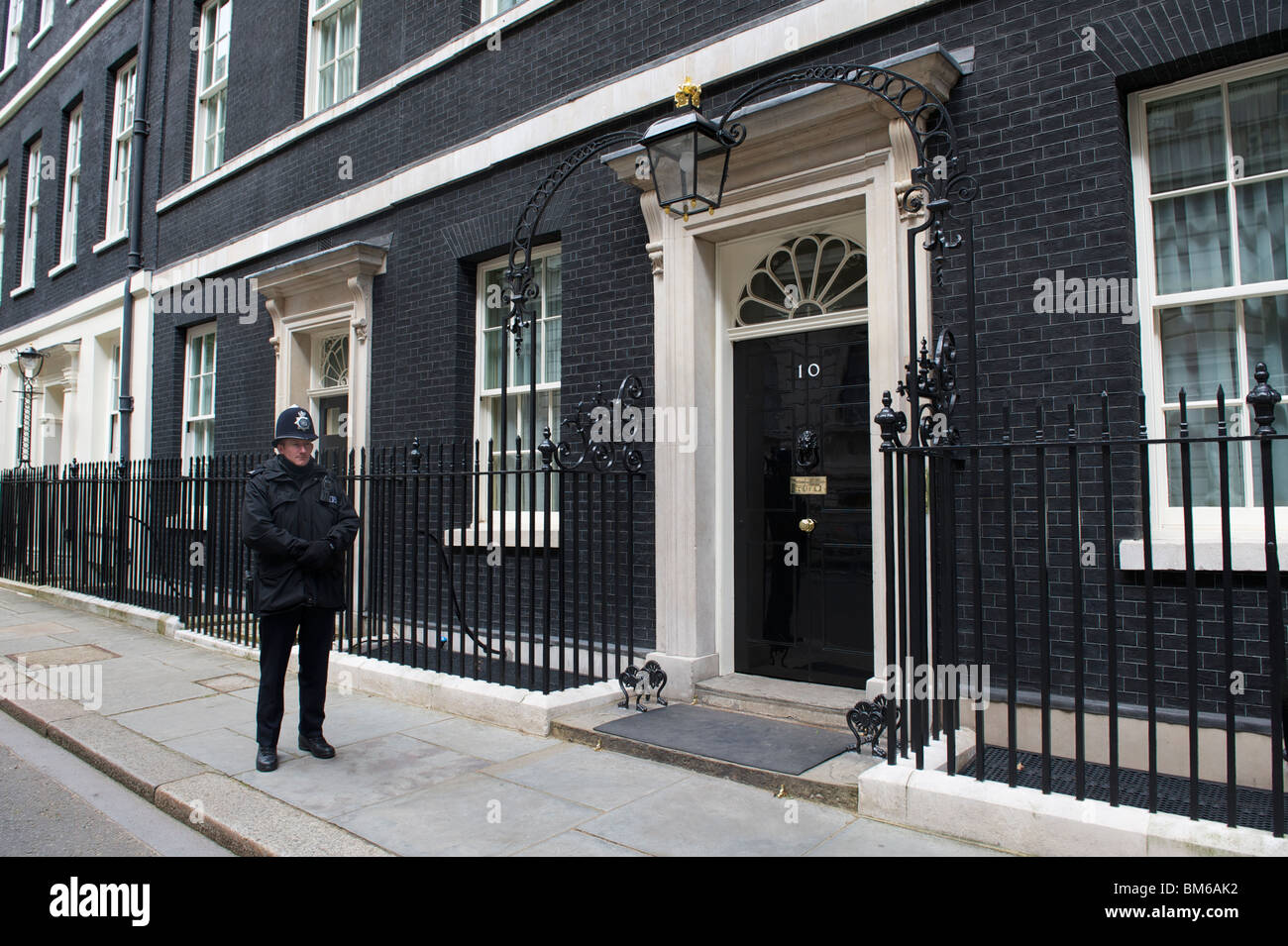 10 Downing Street mit Polizist Stockfoto