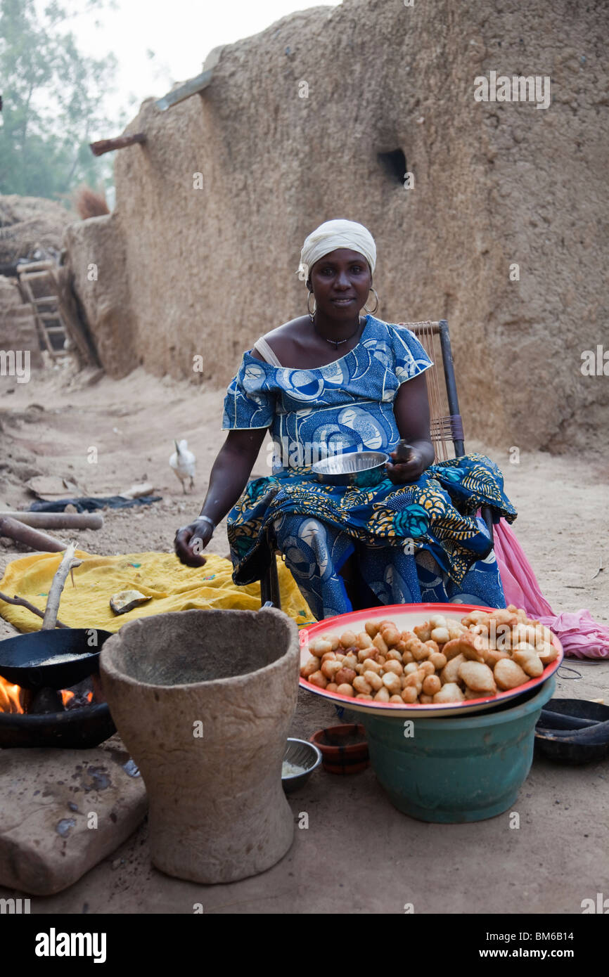 Eine Frau in der Töpferei Dorf von Kalabougou, Mali verkauft Fari Masas und Ceceenas aus Mehl und Bohnen. Stockfoto