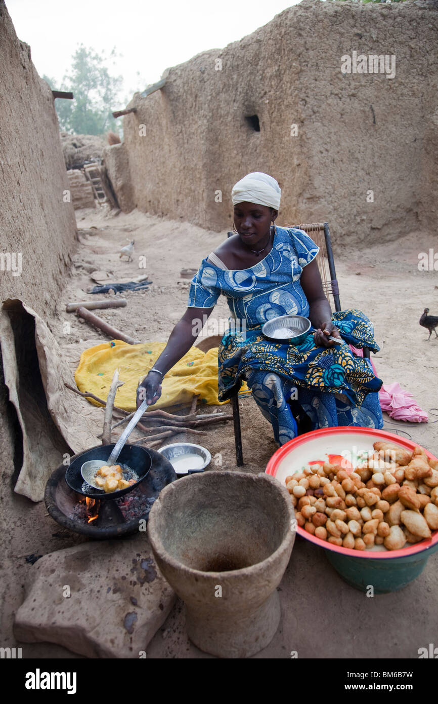 Eine Frau in der Töpferei Dorf von Kalabougou, Mali verkauft Fari Masas und Ceceenas aus Mehl und Bohnen. Stockfoto