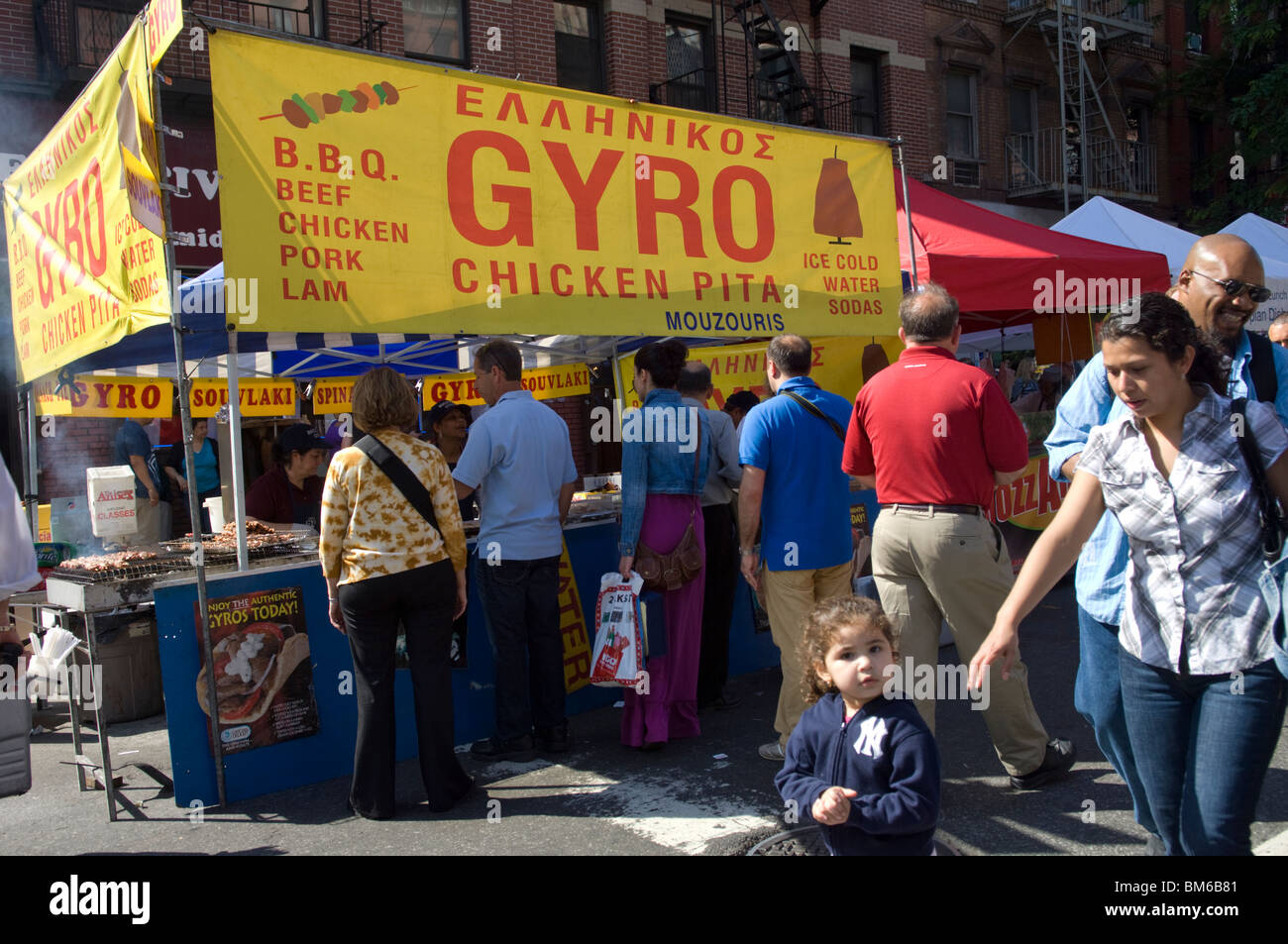 Ein Stand mit griechischen Lebensmitteln, Gyros und Pita der Ninth Avenue Food Festival in New York Stockfoto
