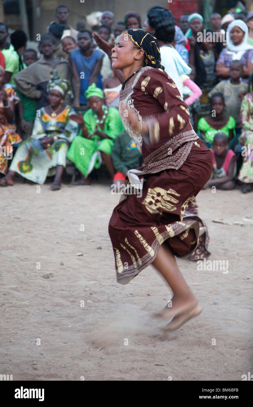 Eine Frau tanzt in einem traditionellen Tanz-Kreis zu Ehren der Ankunft von Präsident Amadou Toumani Touré in Djenne, Mali. Stockfoto