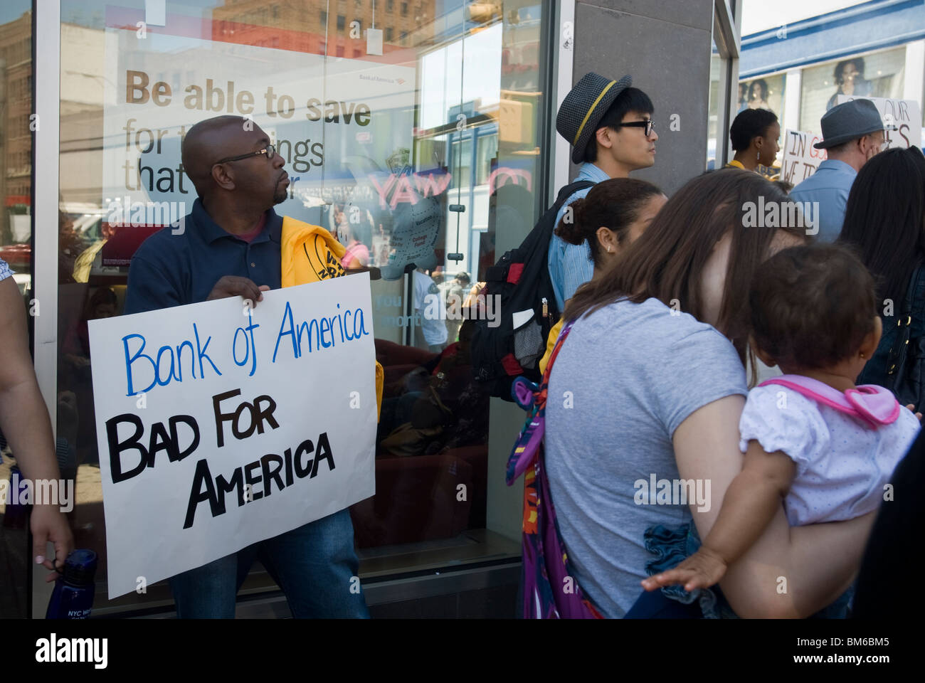 Protest vor der eine Filiale der Bank of America in New ...