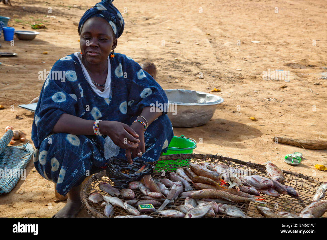 Eine Frau verkauft Backfisch für Reisende auf der Überfahrt nach Djenne, Mali. Stockfoto