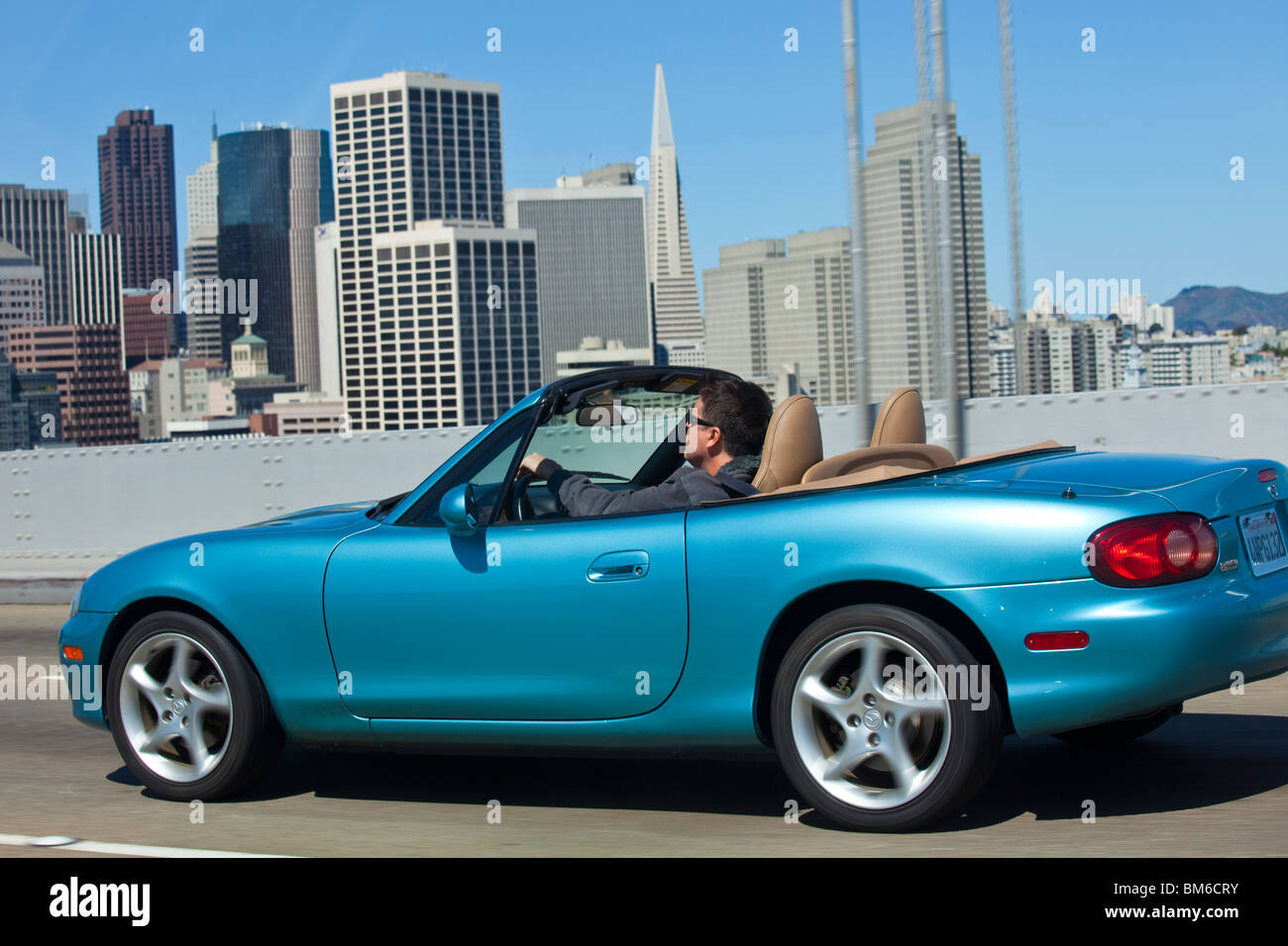 Cabrio auf der Bay Bridge in San Francisco, Kalifornien Stockfoto