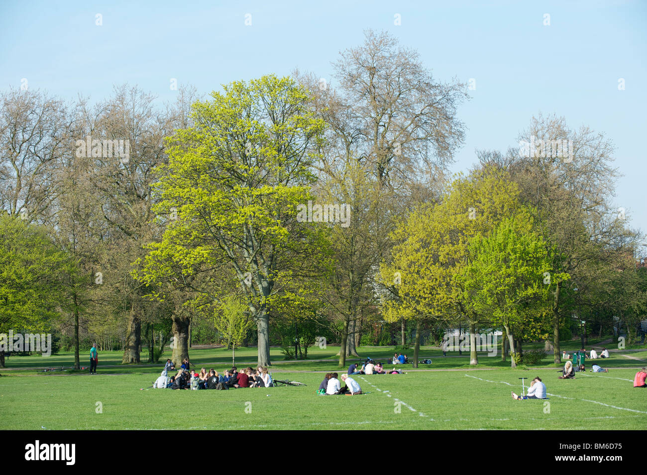 Leute genießen Wandsworth Common an einem sonnigen Frühlingstag in London, England Stockfoto