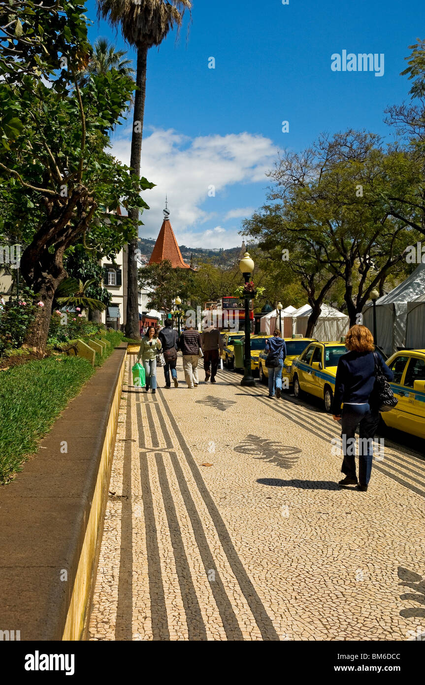 Shoppers Leute Touristen Besucher auf dem Bürgersteig auf der Avenida Arriaga Street Avenue Funchal Madeira Portugal EU Europa Stockfoto