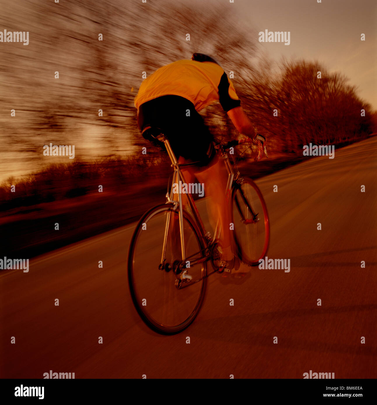 Schnelle Radfahrer auf einer Landstraße weggehen. Stockfoto Schnelle Radfahrer auf einer Landstraße weggehen. Stockfoto