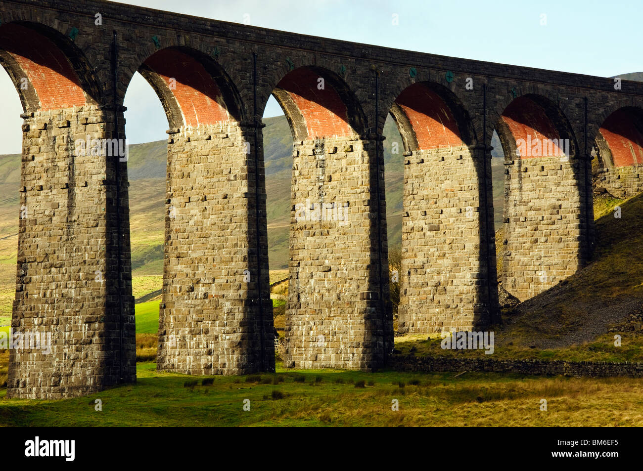 Ribblehead-Viadukt an der Bahnstrecke Settle-Carlisle in der Yorkshire Dales National Park, England Stockfoto