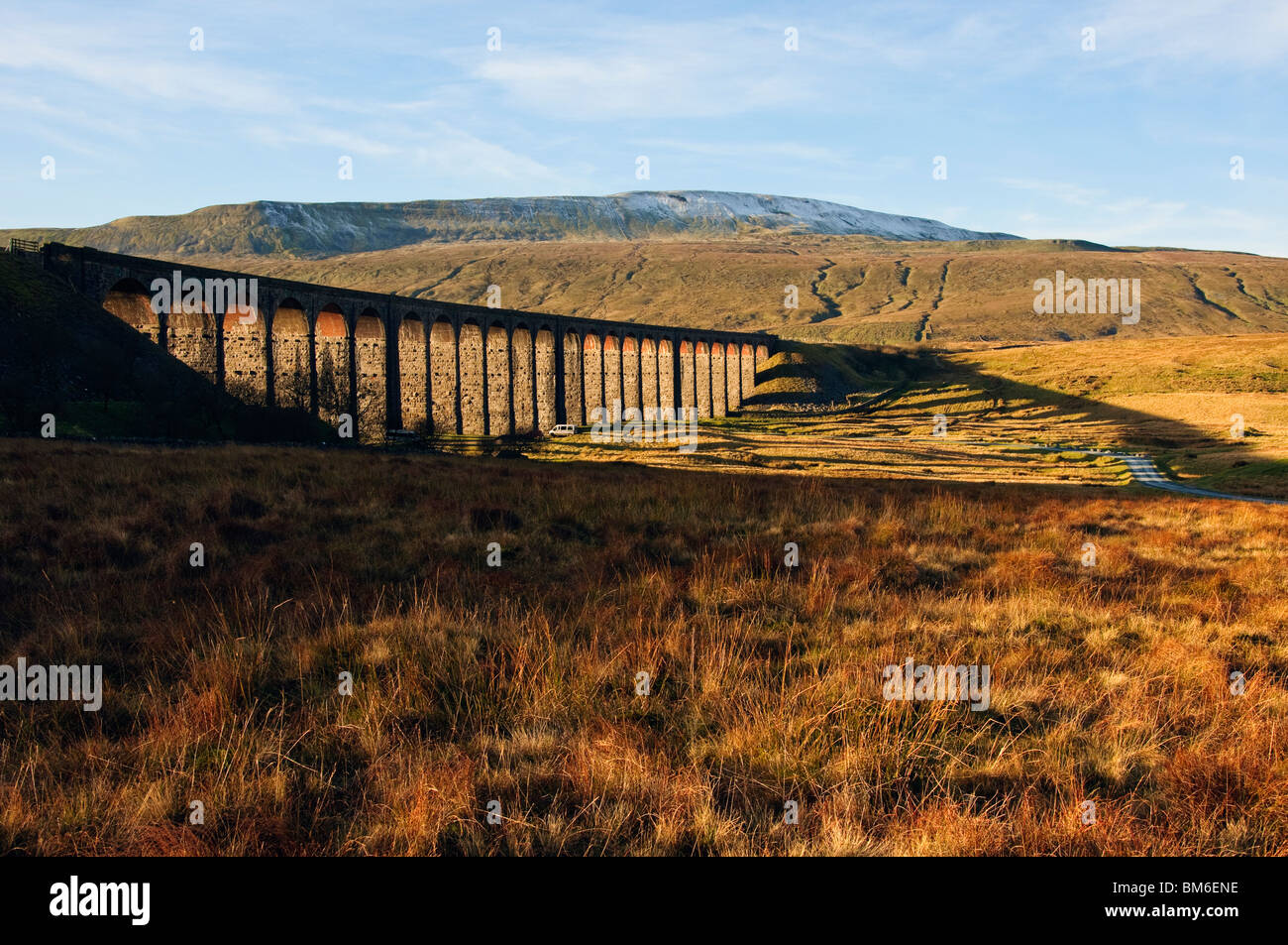 Ribblehead-Viadukt an der Bahnstrecke Settle-Carlisle in der Yorkshire Dales National Park, England Stockfoto