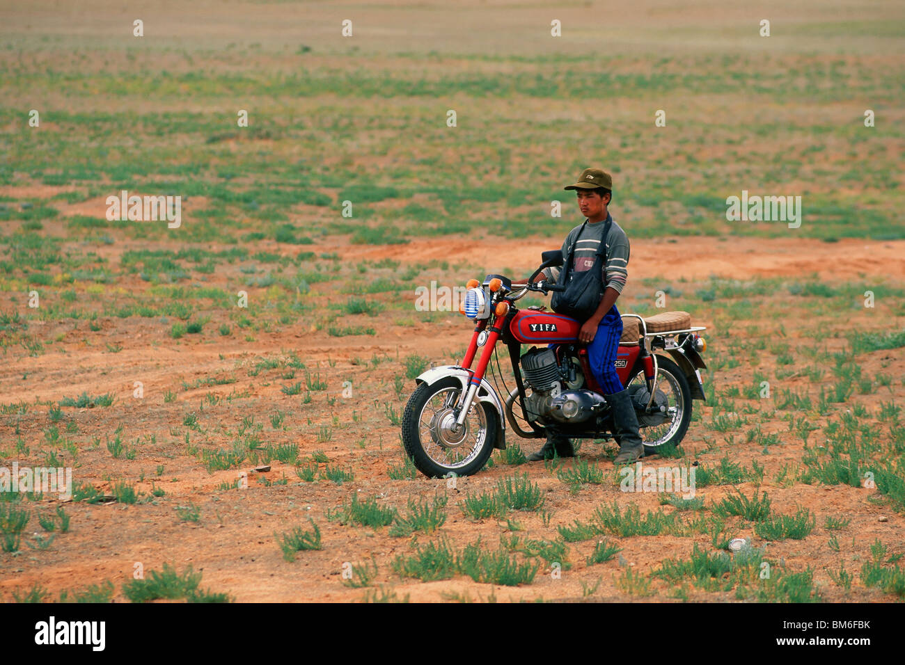 Mongolisch auf einem Motorrad, Wüste Gobi, Mongolei Stockfoto