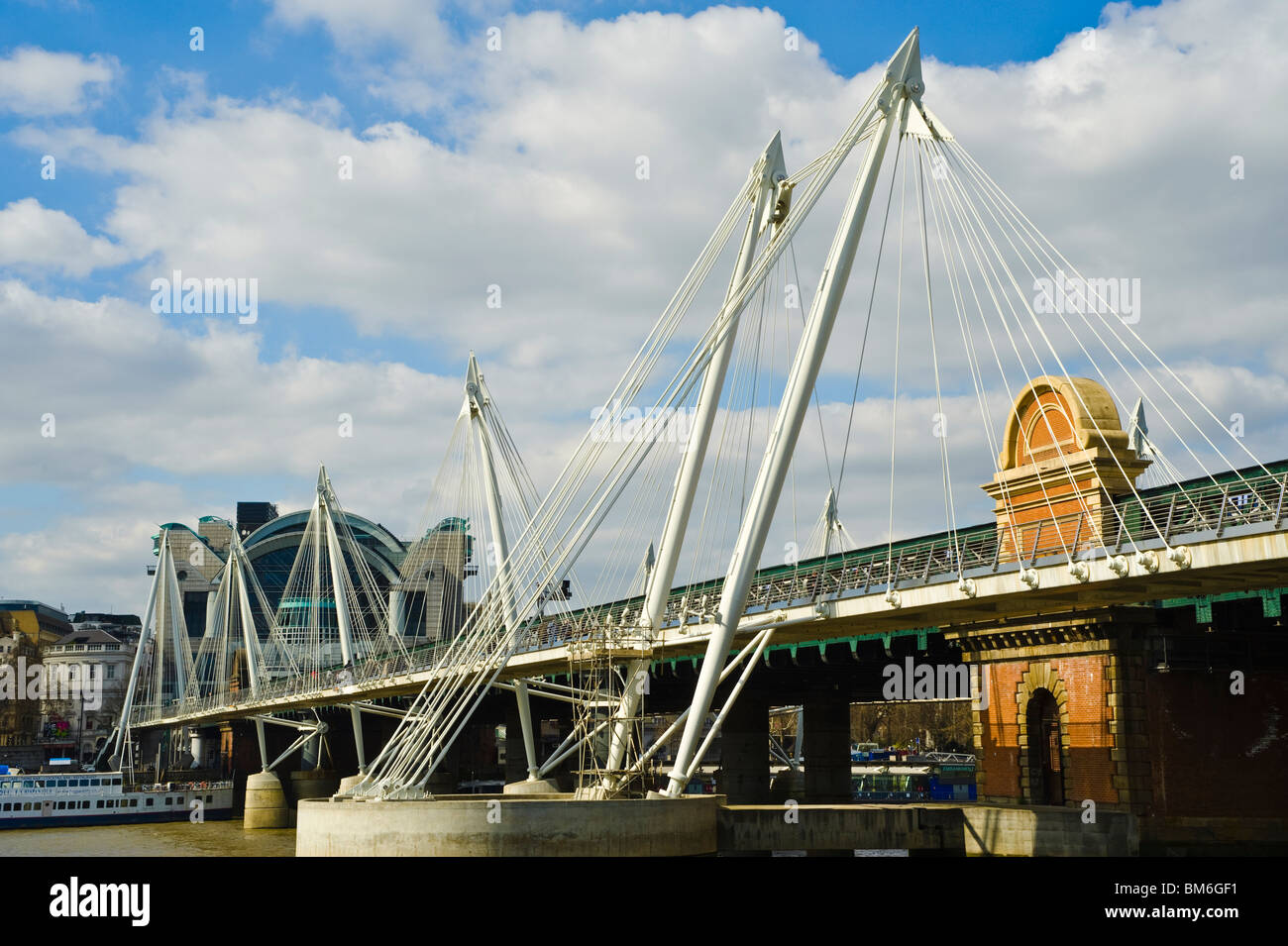 Hungerford Bridge, London, mit Blick auf Charing Cross Station Stockfoto