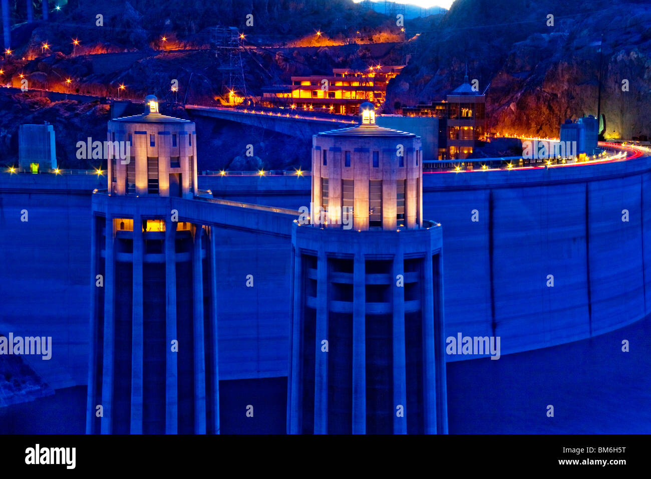 Abend-Ansicht des Hoover-Damms, eine konkrete Bogen-Staumauer in den Colorado River an der Grenze zwischen Arizona und Nevada. Stockfoto