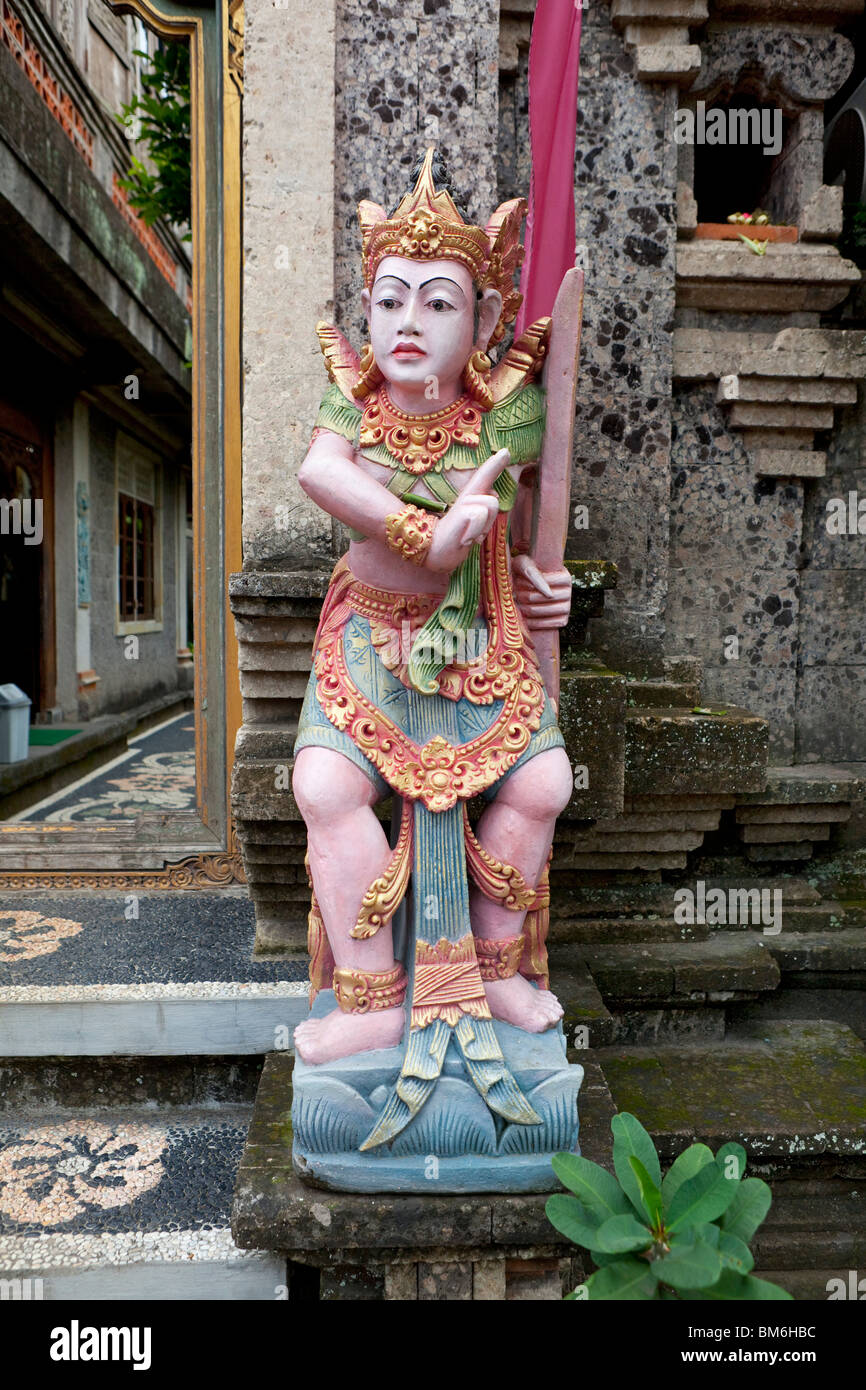 Bemalte Statue an einem Hauseingang in Bali, Indonesien Stockfoto