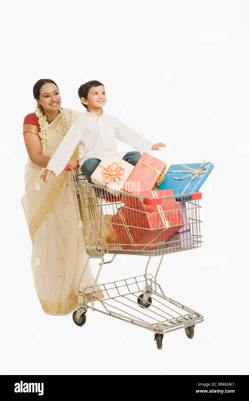 Frau und ihr Sohn mit einem Einkaufswagen Stockfoto