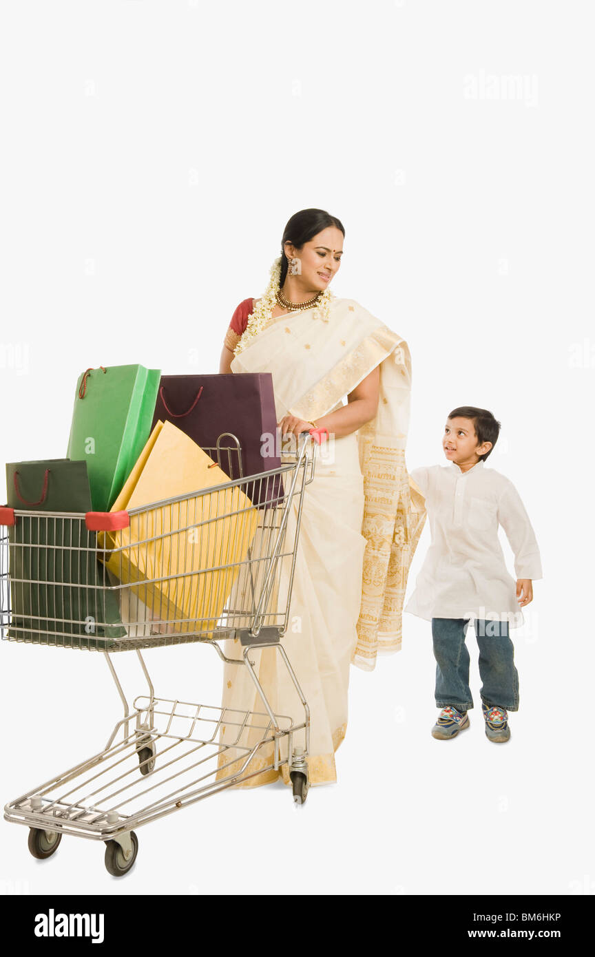 Frau und ihr Sohn mit einem Einkaufswagen Stockfoto