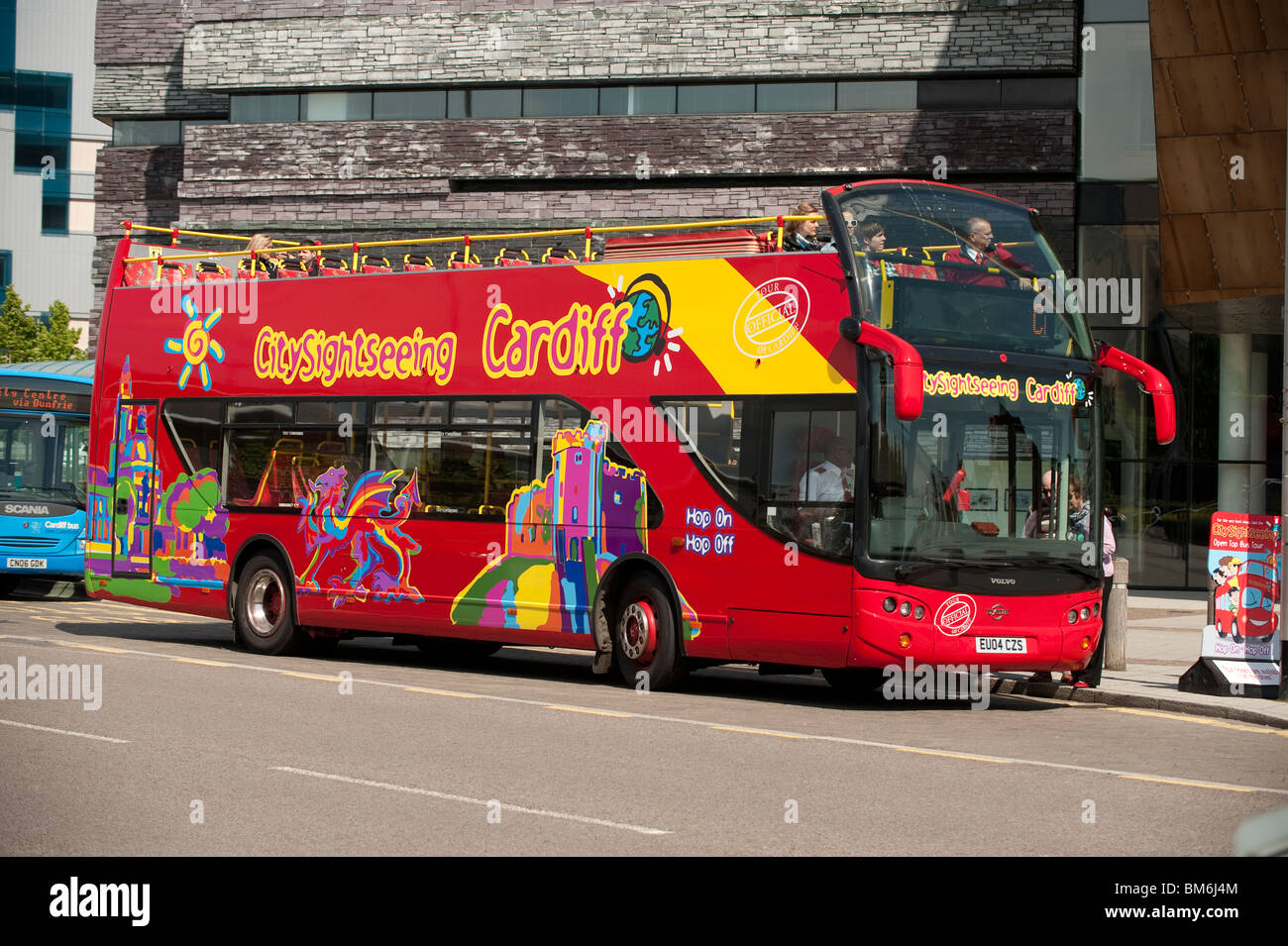 Eine offene Spitze Doppel Decker Sightseeing Tour-Bus, Cardiff City, Wales UK Stockfoto
