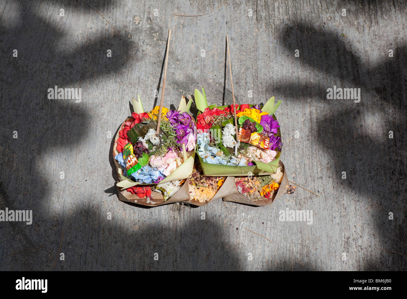 Offerboxes mit Blumen, Essen und Weihrauch, Bali, Indonesien Stockfoto