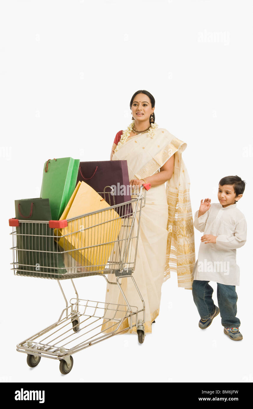 Frau und ihr Sohn mit einem Einkaufswagen Stockfoto