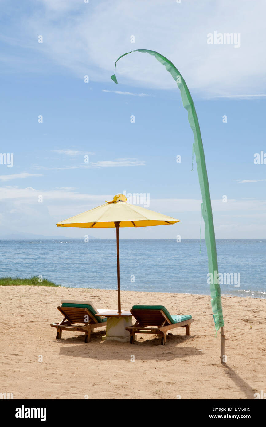 Leere Liegestühle am Strand von Sanur, Bali, Indonesien Stockfoto