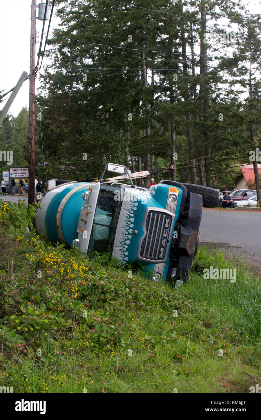 LKW-Unfall, Zement, Gabriola, British Columbia, Kanada Stockfoto