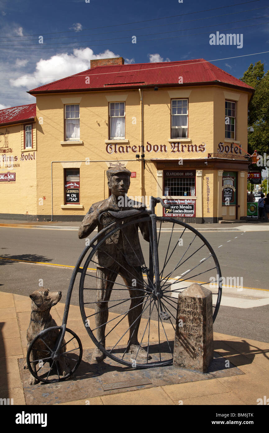 Penny Farthing Statue, Clarendon Arms Hotel, Evandale, in der Nähe von Launceston, nördlichen Tasmanien, Australien Stockfoto