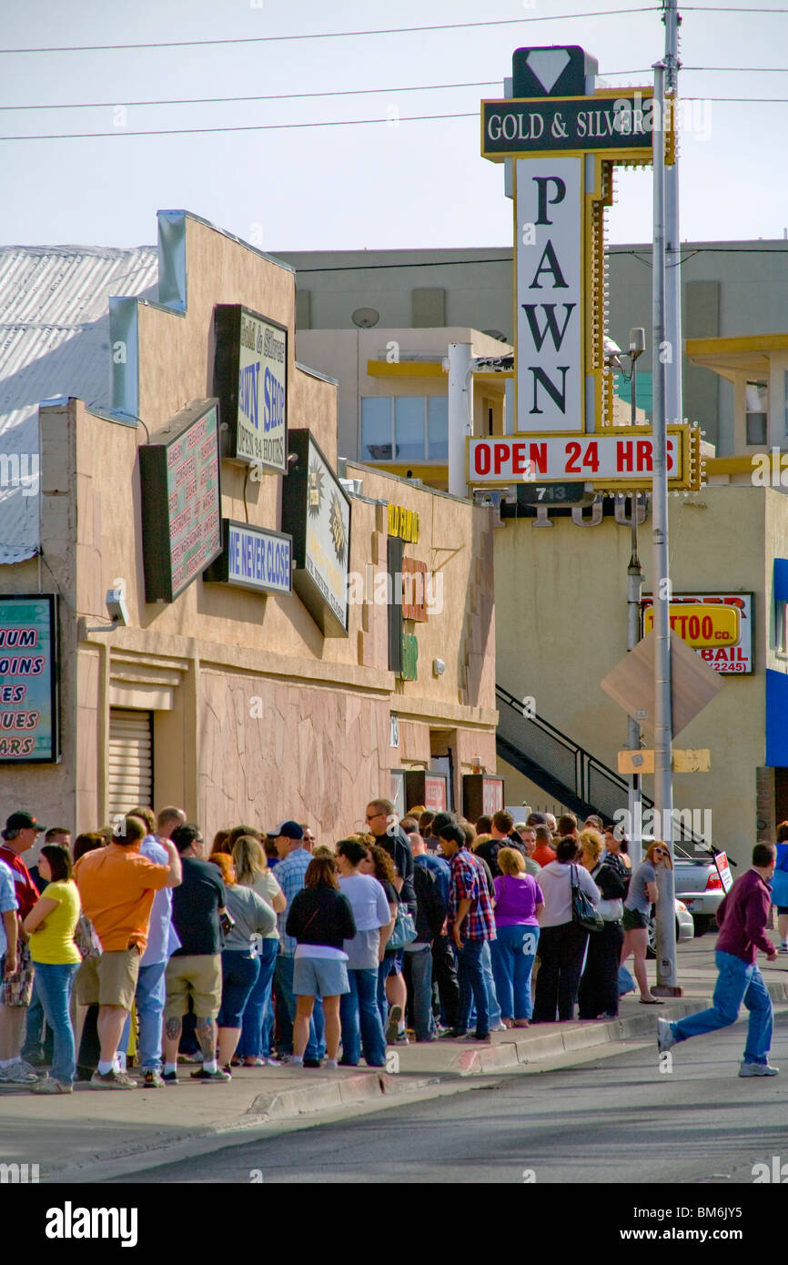 In der Hoffnung auf ein Wirklichkeit erscheinen-TV-show, bildet sich eine lange Schlange an einem Las Vegas, Nevada-Pfandhaus am Citys berühmten "Strip." Stockfoto