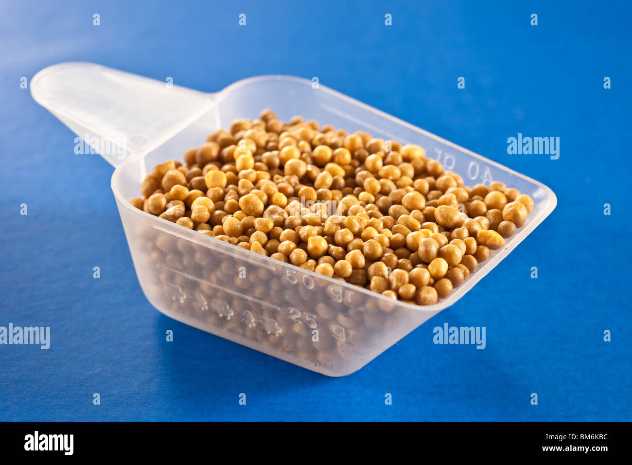 Klar Kunststoffschaufel mit 50 Gramm kontrollierte Freisetzung pflanzliche Nahrung Stockfoto