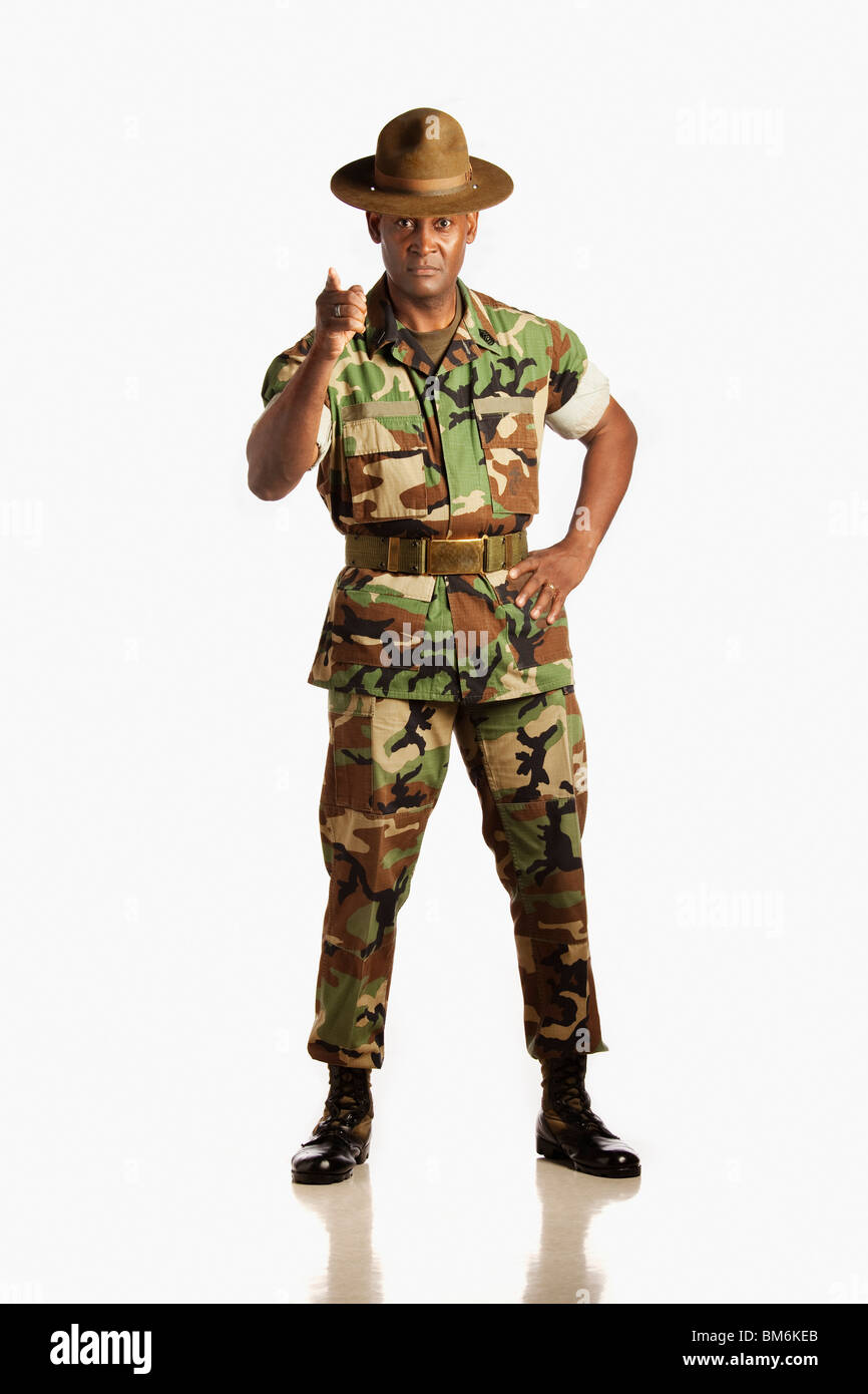 Ein Mann des Militärs auf Sie gerichtet Stockfoto