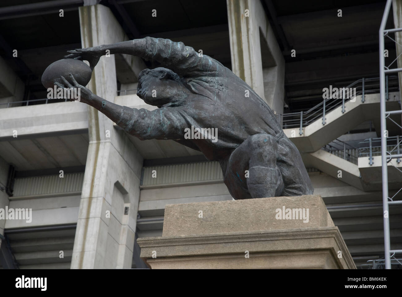Statue von einem Rugby-Spieler außerhalb Twickenham Rugby ground Twickenham West London UK Stockfoto