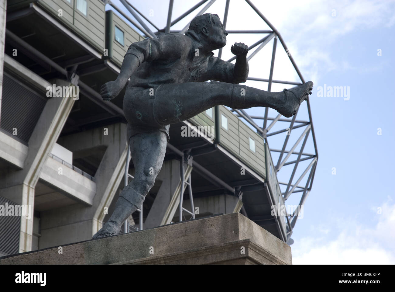 Statue von einem Rugby-Spieler außerhalb Twickenham Rugby ground Twickenham West London UK Stockfoto