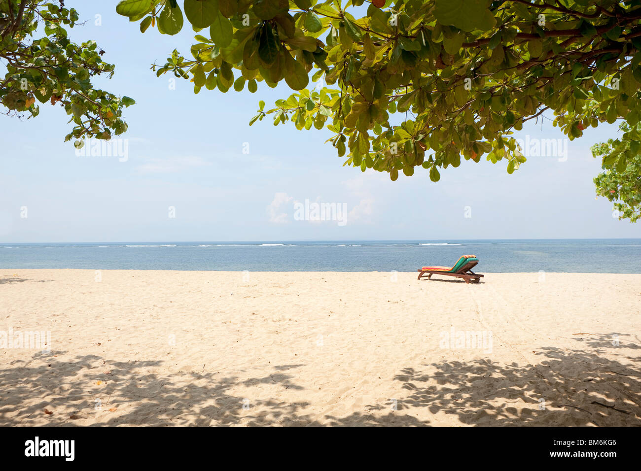 Leere Sonnenliege am Strand von Sanur, Bali, Indonesien Stockfoto