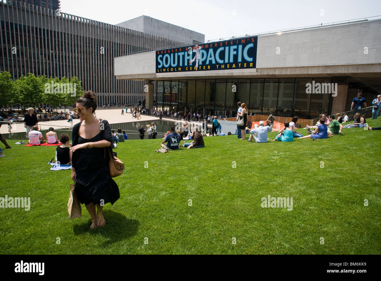 Besucher genießen die neue "Beleuchtet Rasen" Funktion in den Norden Plaza im Lincoln Center für darstellende Künste in New York Stockfoto