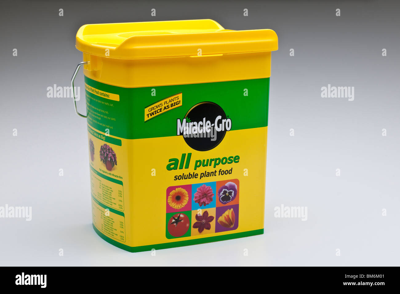 Gelb flip Deckel Behälter mit Miracle Gro alle Zweck lösliche pflanzliche Nahrung Stockfoto