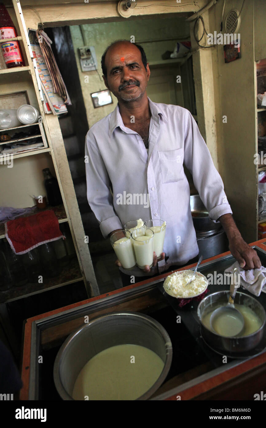 Ein Mann serviert indische Lassi (Joghurt-Getränk) zum Sardar Markt Jodhpur, Rajasthan, Indien. Stockfoto