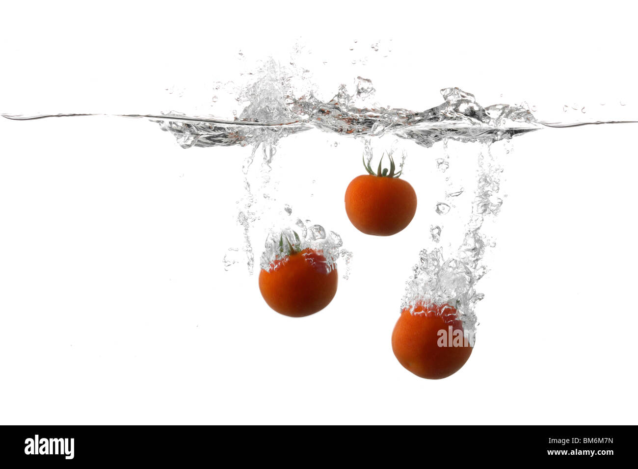 Frische Tomaten auf dem Wasser Spritzen Stockfoto
