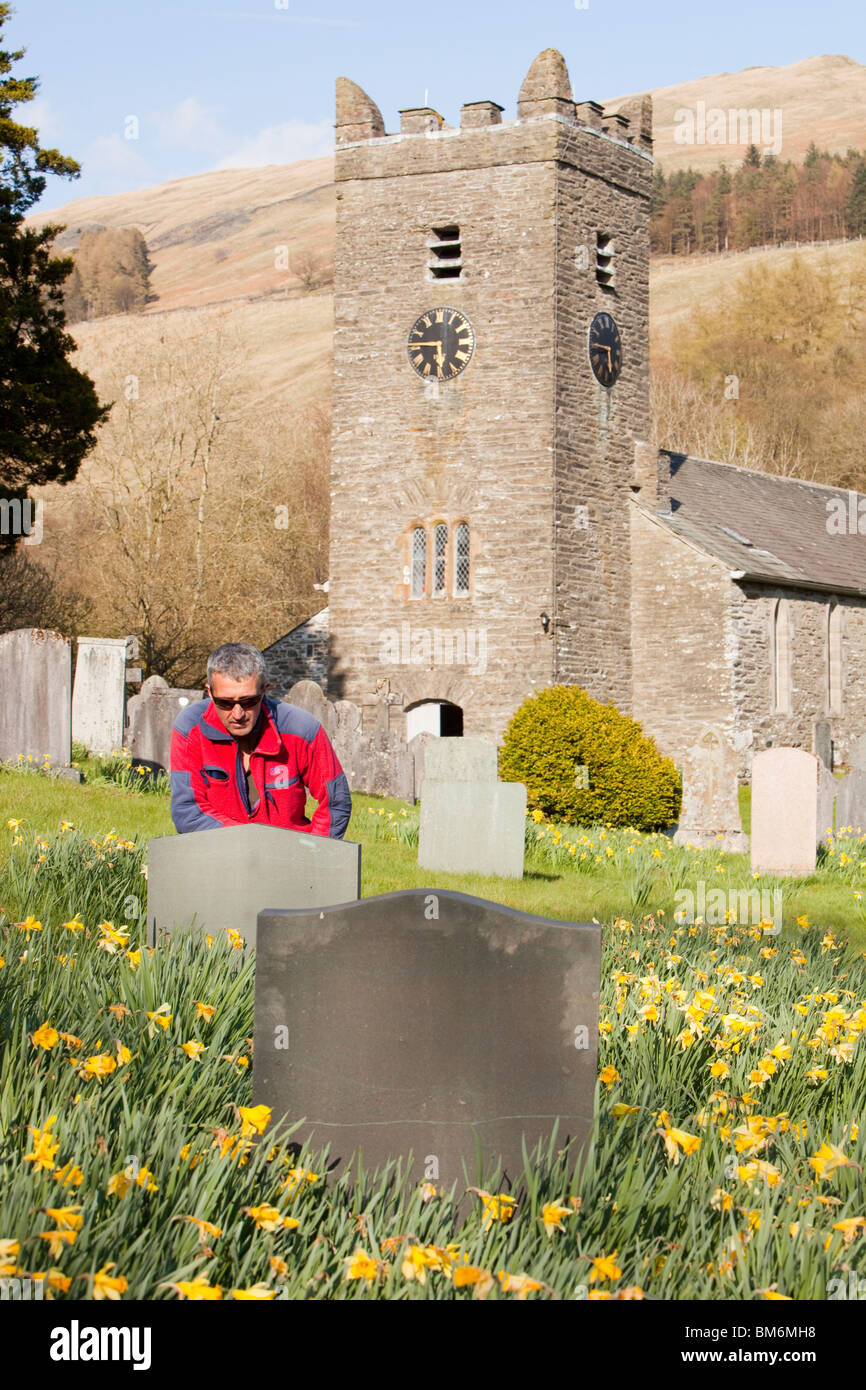 Ein Trauernder an eine ernste Seite in Troutbeck Kirche im Frühjahr, Lake District, Großbritannien. Stockfoto