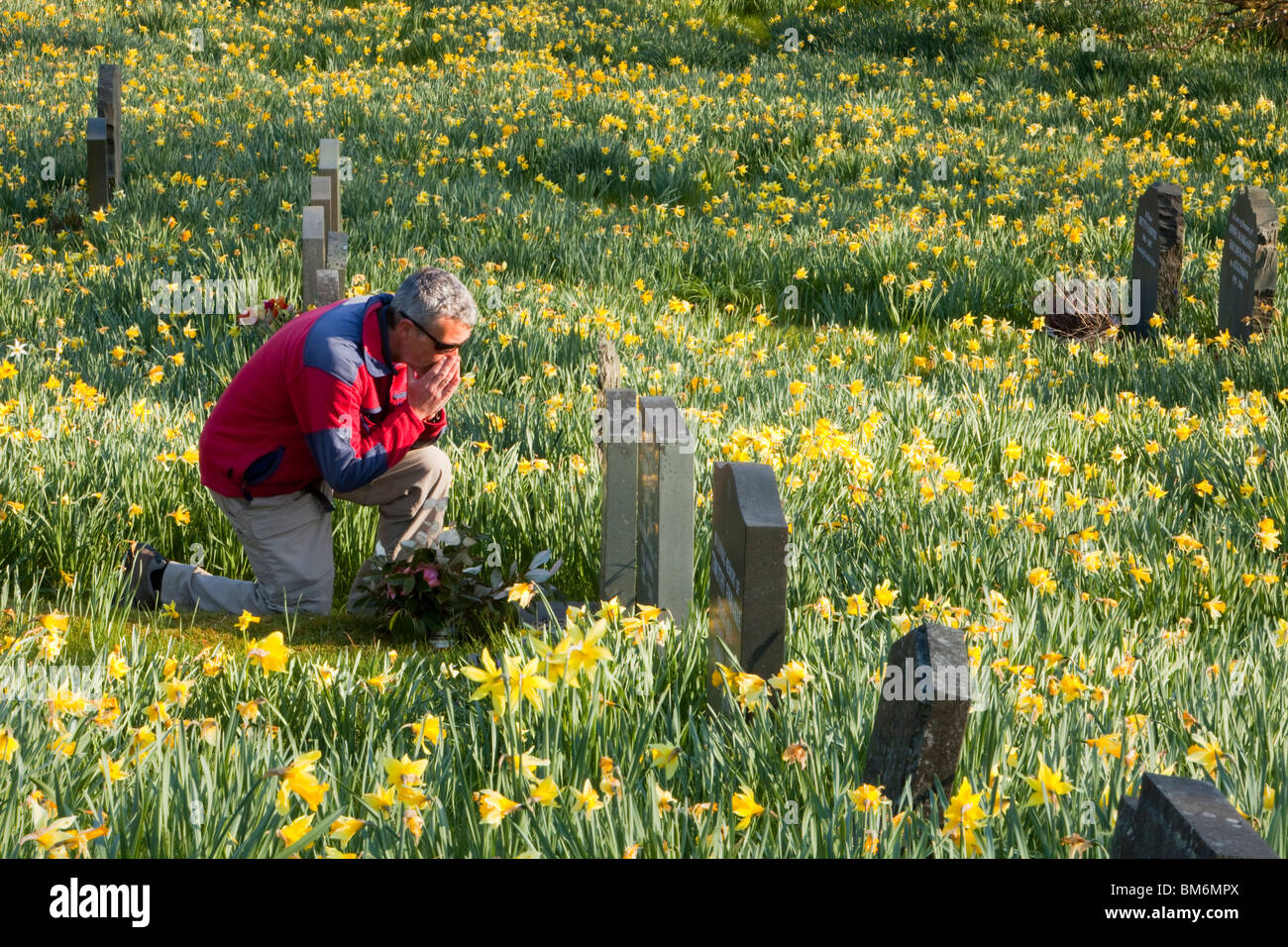 Ein Trauernder an eine ernste Seite in Troutbeck Kirche im Frühjahr, Lake District, Großbritannien. Stockfoto