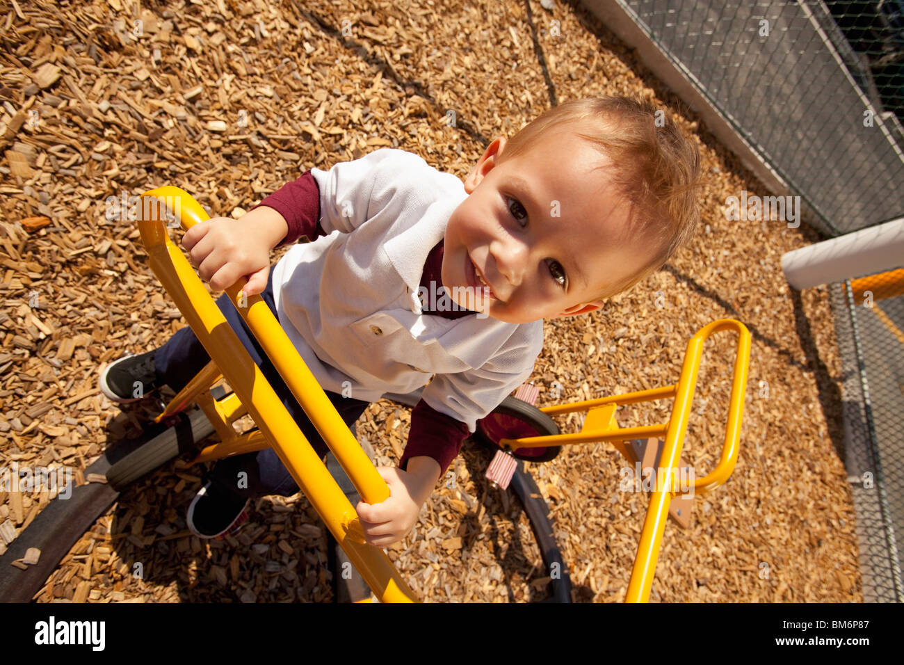 Fort Lauderdale, Florida, Vereinigte Staaten von Amerika; Ein kleiner Junge auf einem Spielplatz spielen Stockfoto