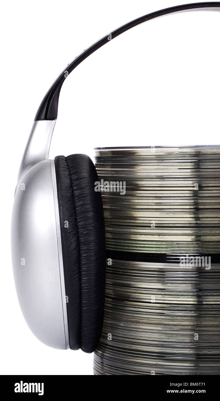 Stapel von Compact Discs mit Kopfhörer Stockfoto
