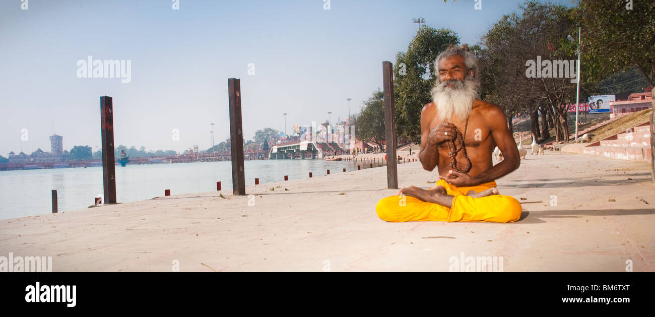 Ein Sadhu (hinduistischen heiligen Mann) meditiert am Ufer des Flusses Ganges, Indien Stockfoto