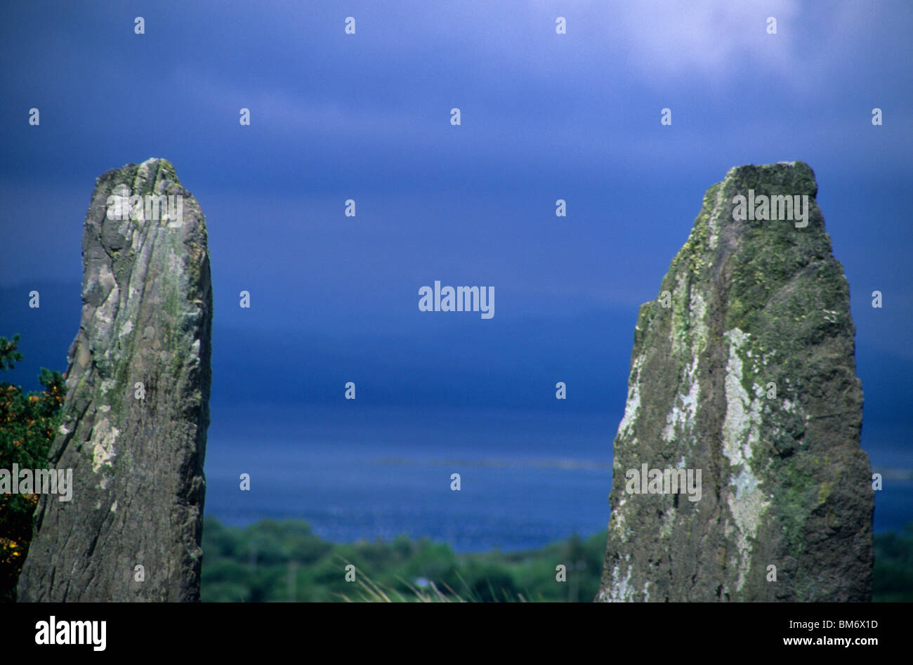 Standing Stones bei ardgroom Stone Circle, mit Kenmare Bay im Hintergrund, an Irlands Westküste. Stockfoto