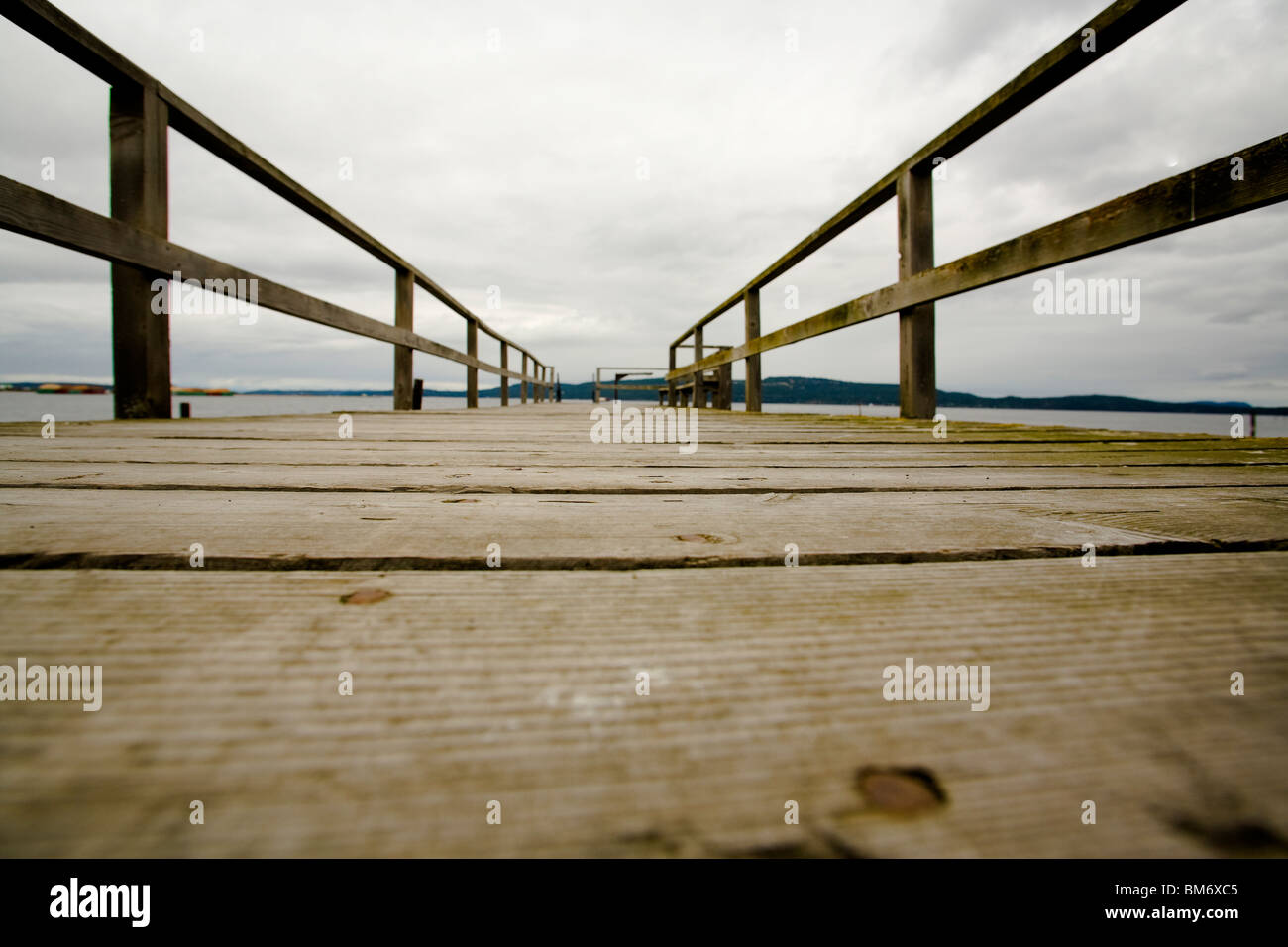 British Columbia, Kanada; Ebene Oberflächenansicht von hölzernen Dock mit Blick ins Land Stockfoto