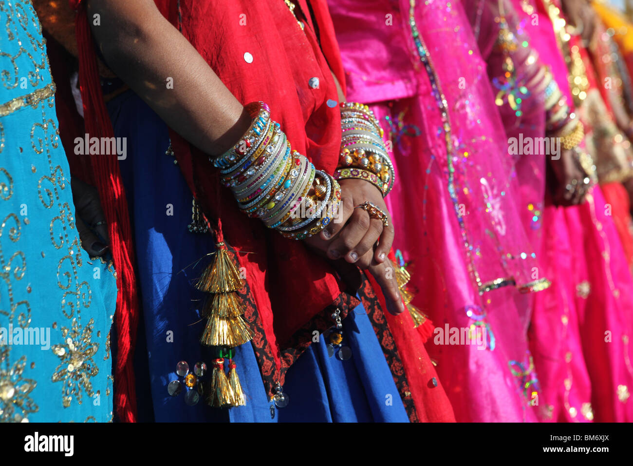 Junge indische Frauen konkurrieren um die besten gekleidet auf der 2009 bekleidete Marwar Festival im Stadion in Jodhpur, Rajasthan, Indien. Stockfoto